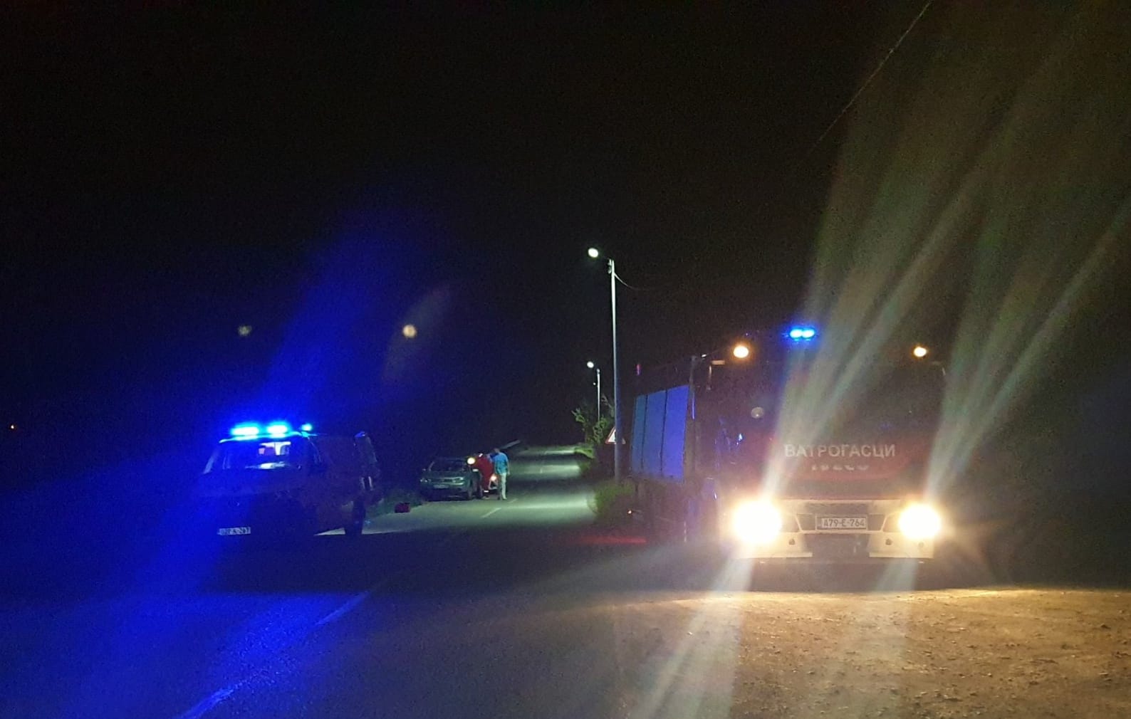 Izvukli ga vatrogasci: Muškarac pao niz obalu prema Drini (FOTO)