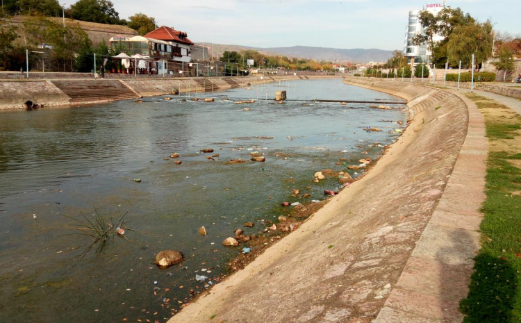 Djevojčica (16) iz Niša skočila u rijeku i POLOMILA KIČMU zbog raskida sa dečkom