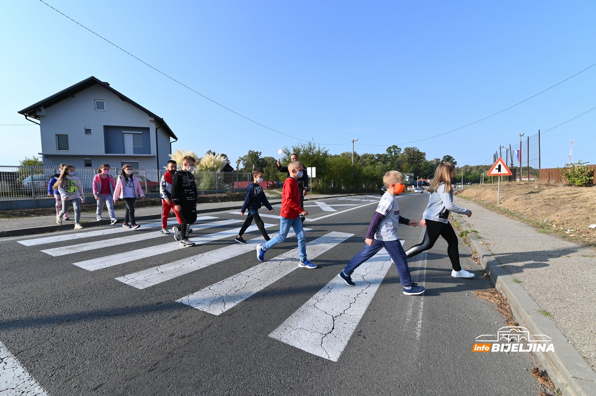 Učenici u Hasama upoznati o bezbjednom učešću u saobraćaju (FOTO)