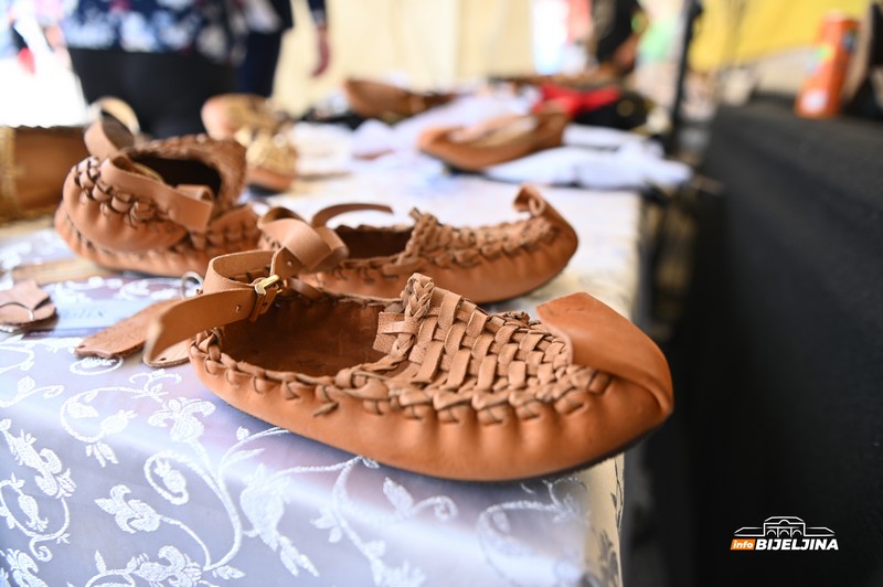 Mira iz Laktaša jedina u BiH izrađuje opanke, a napravila je i jednu zanimljivu kombinaciju! (FOTO)