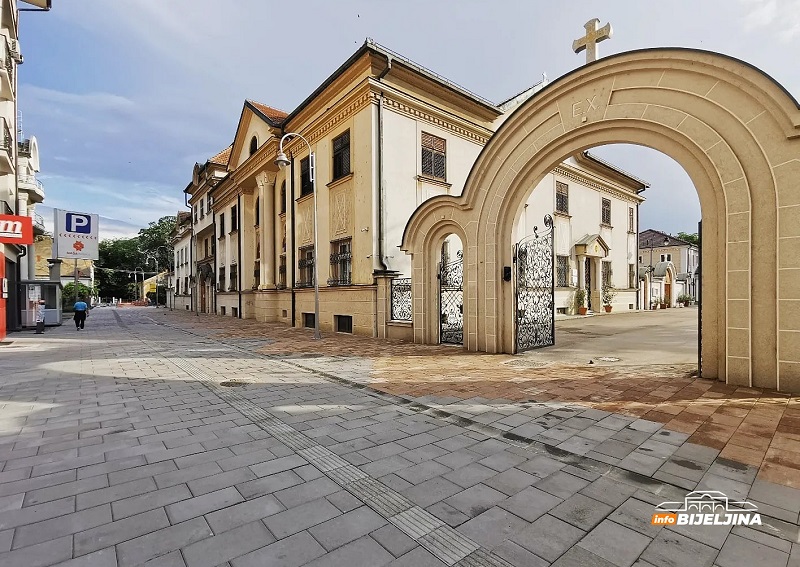 Vozila sve više, prostora sve manje: U Bijeljini se godinama SMANJUJE BROJ parking-mjesta (FOTO)