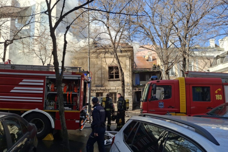 Horor u Surčinu: Požar buknuo u zgradi, djevojka skočila sa sprata