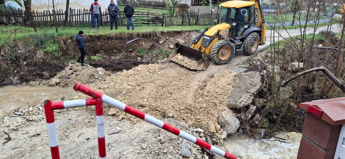 Ugljevik: Uspostavljen saobraćaj na lokalnom putu u Krćini (FOTO)