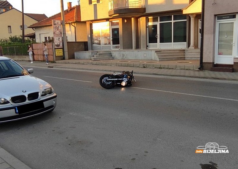 Bijeljina: Motociklom udario pješaka, oboje prevezeno u Urgentni blok (FOTO)