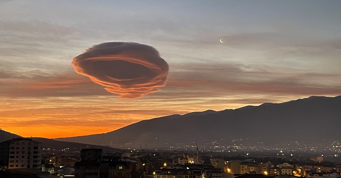 Ovo se ne viđa često: Fascinantni narandžasti lentikularni oblak lebdi iznad grada (FOTO)