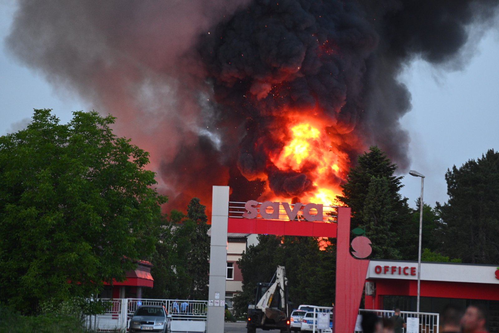SAVJET GRAĐANIMA da ZATVORE PROZORE - Bukti požar u krugu fabrike 