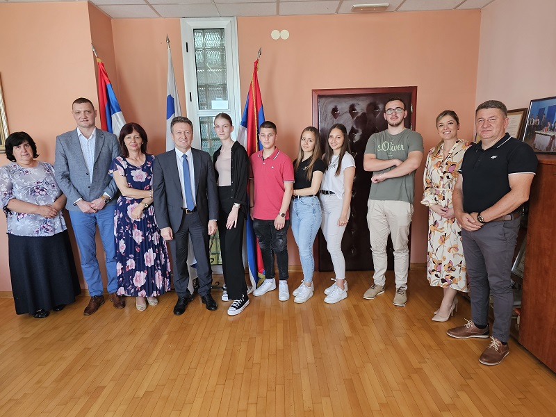 NAGRAĐENI NAJBOLJI SREDNJOŠKOLCI: Organizovan tradicionalni prijem za maturante u Ugljeviku