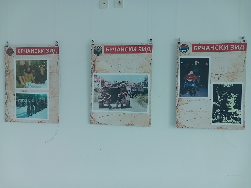 Bijeljina: Otvorena izložba ratnih fotografija „Brčanski zid“ (FOTO)