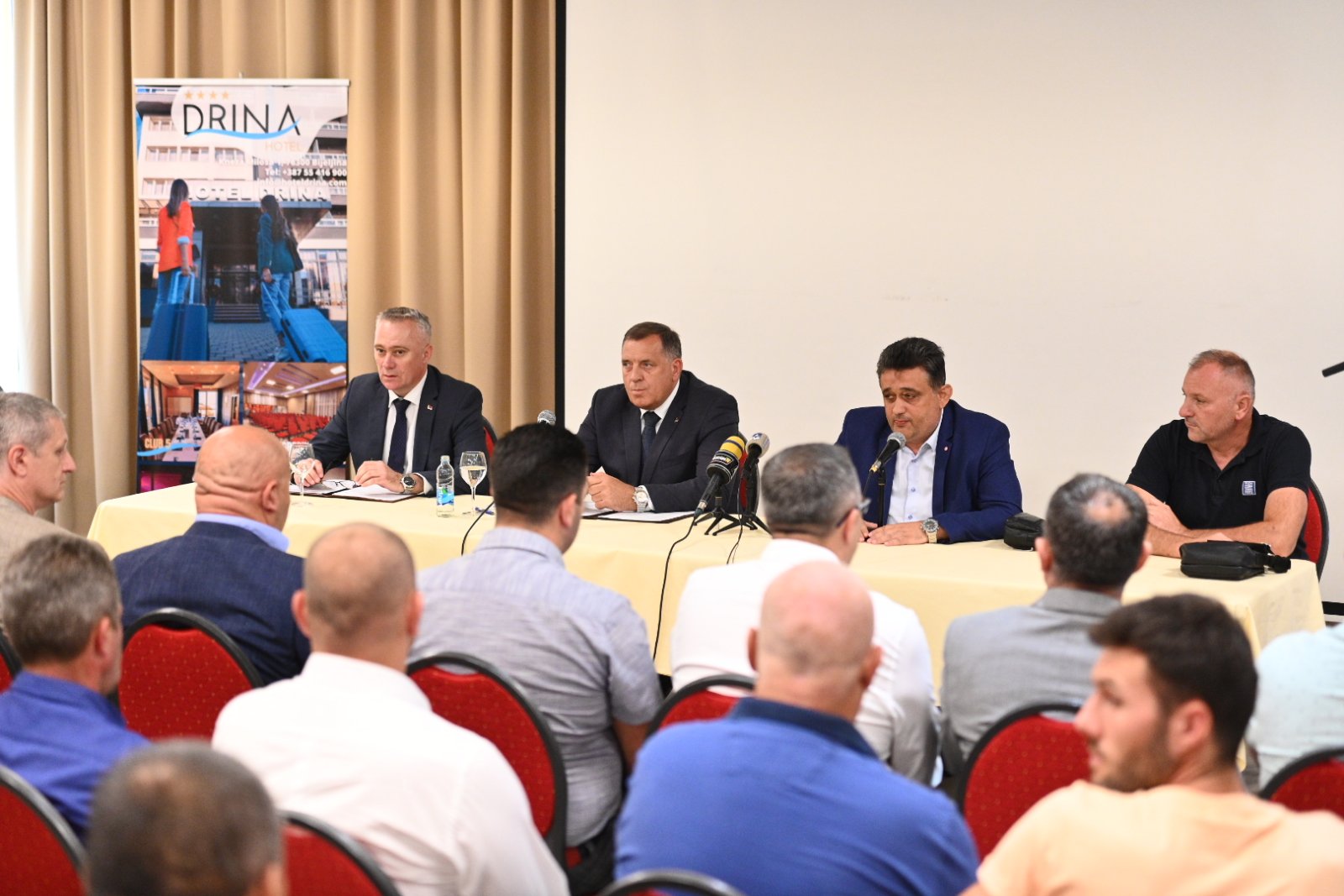 Dodik i Pašalić sa poljoprivrednim proizvođačima iz Semberije (FOTO)