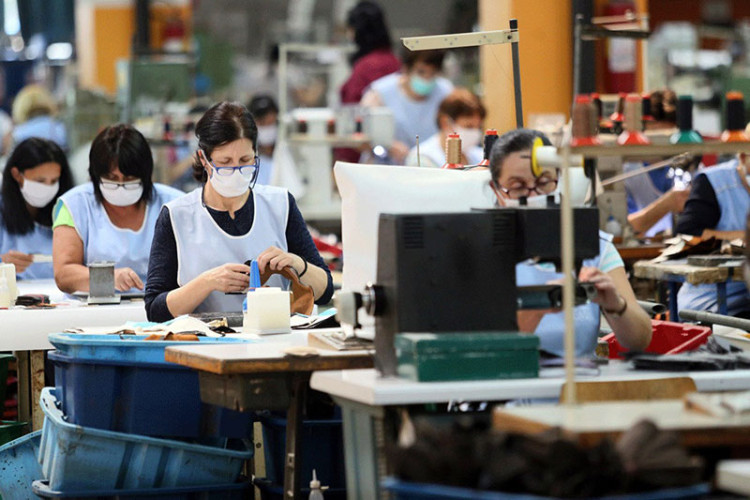 JAVNI SEKTOR SPISKA SVE ŠTO REALNI ZARADI: Dok državni sektor raste, privatnici se bore za opstanak