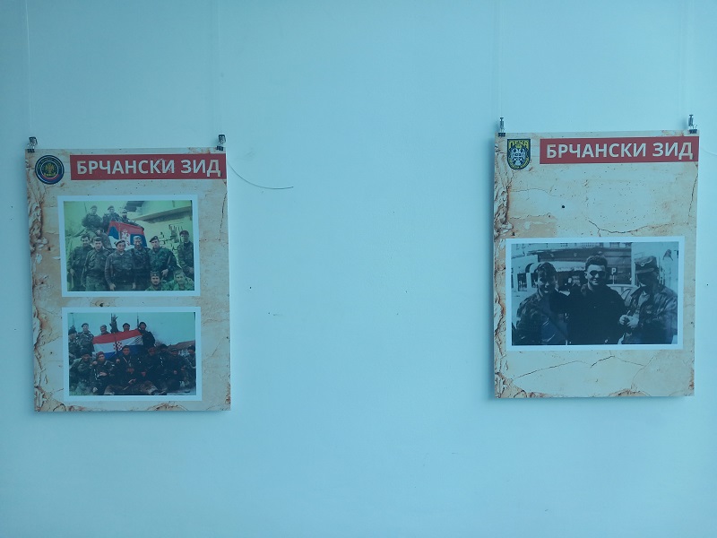 Bijeljina: Otvorena izložba ratnih fotografija „Brčanski zid“ (FOTO)