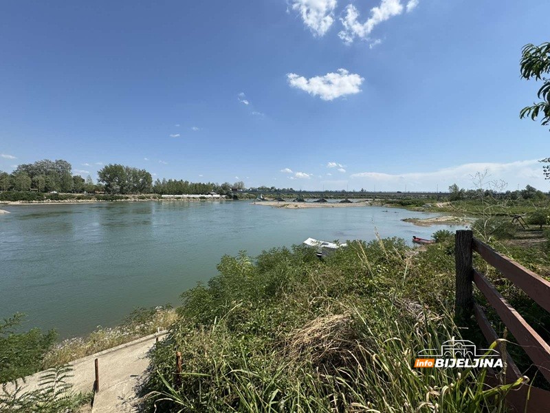 Spas od vrućine: Bijeljinac u Drini rashladio i sebe i konja (FOTO, VIDEO)