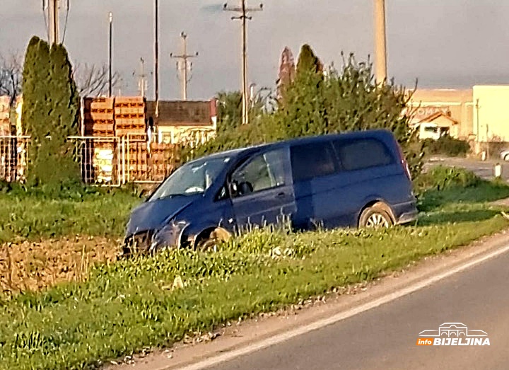 Sudar na Pavlović putu, kombi završio u kanalu (FOTO)