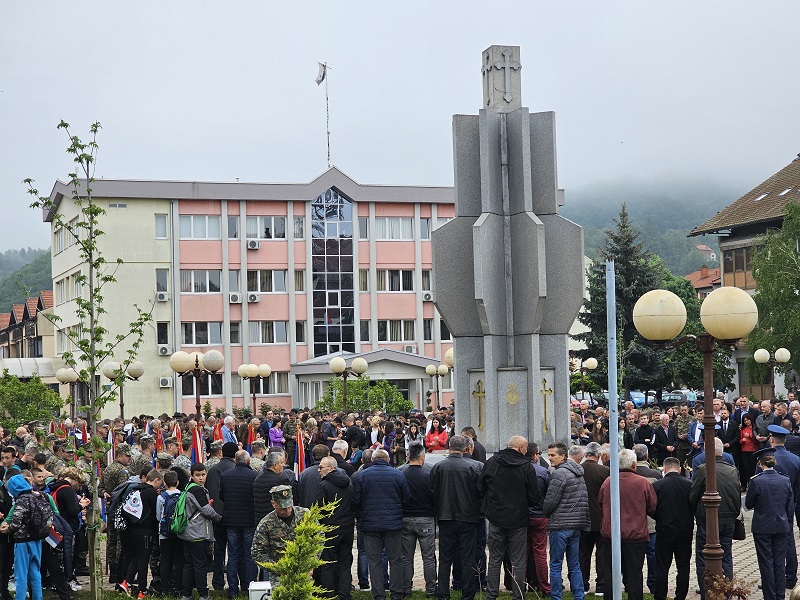 “Ponosni na Vojsku Republike Srpske” U Ugljeviku održan svečani defile ratnih zastava 