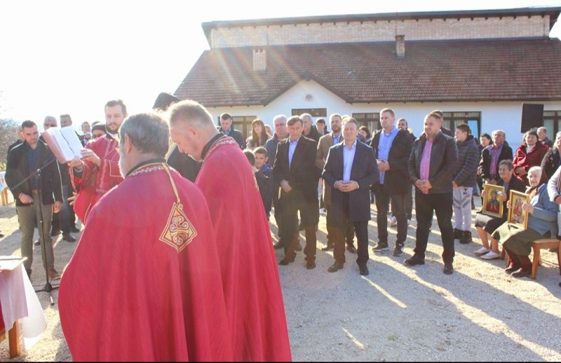 Episkop Fotije osveštao zemlju za gradnju hrama u Mezgraji kod Ugljevika