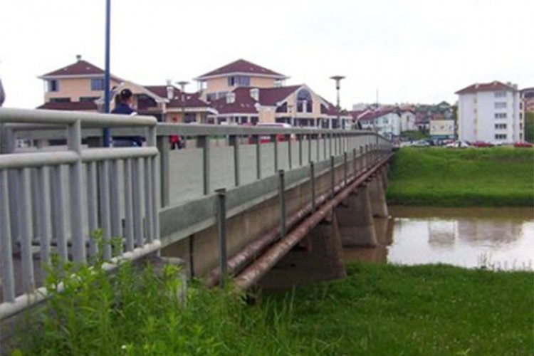 Policajac iz Drvente spriječio ženu da skoči s mosta