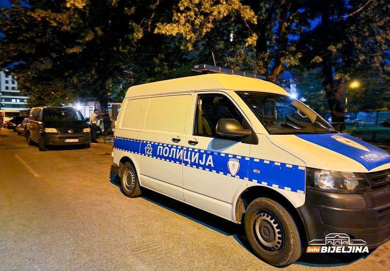 Detalji brutalnog napada u Bijeljini: Ormarima blokirao vrata da ne može ući policija (FOTO)