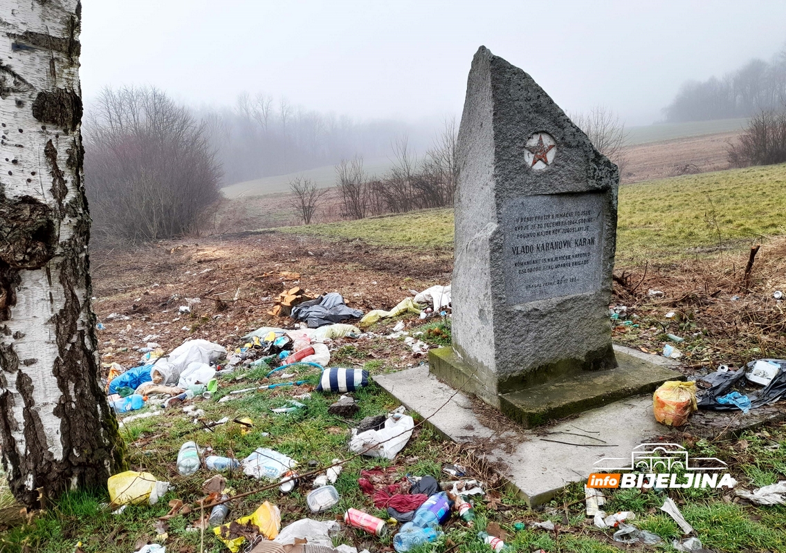Dragaljevac kod Bijeljine: Spomenik ZATRPAN SMEĆEM (FOTO)