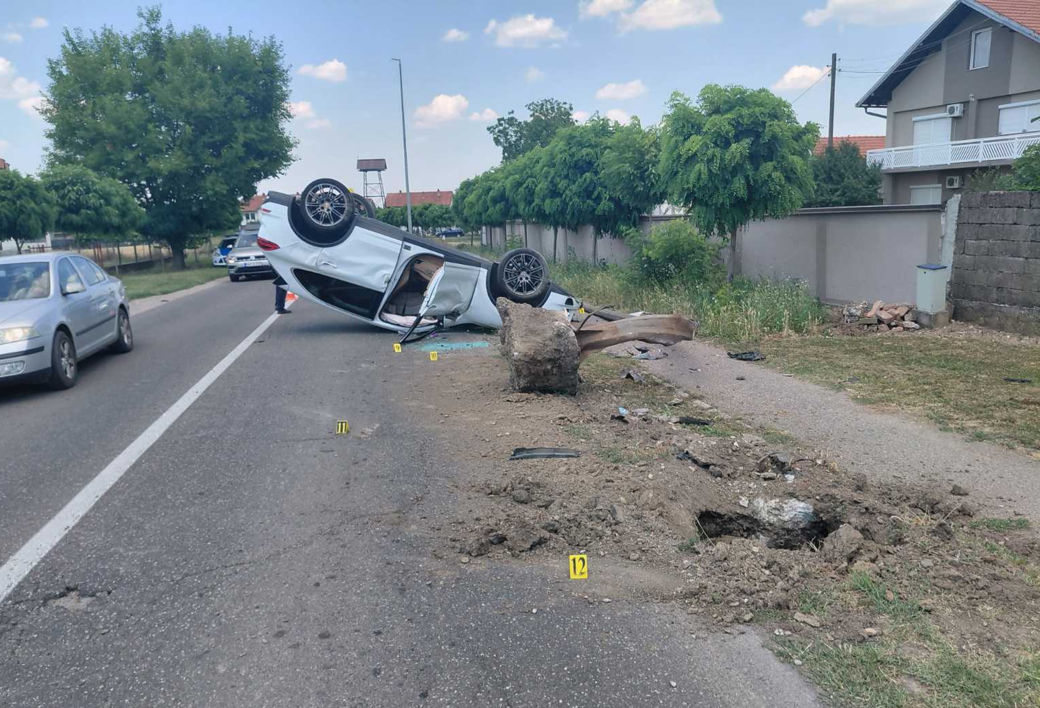 Detalji udesa kod Bijeljine: Auto prevrnut nakon zakucavanja u banderu, vozač u bolnici (FOTO)