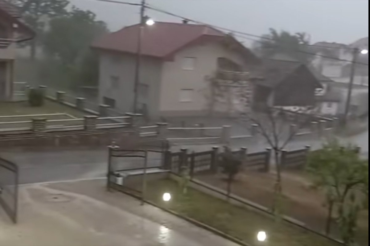 Osvježenje stiglo u BiH: Počela olujna kiša, nestalo i struje