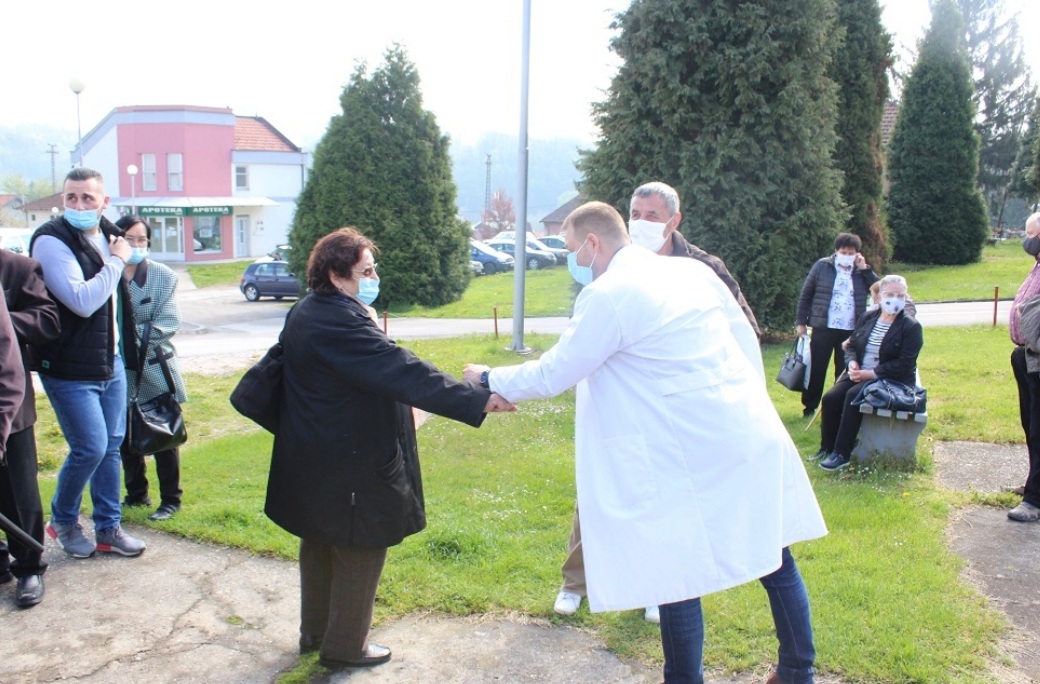 NASTAVAK VAKCINACIJE U LOPARAMA Od utorka PCR testiranje na kućnim adresama