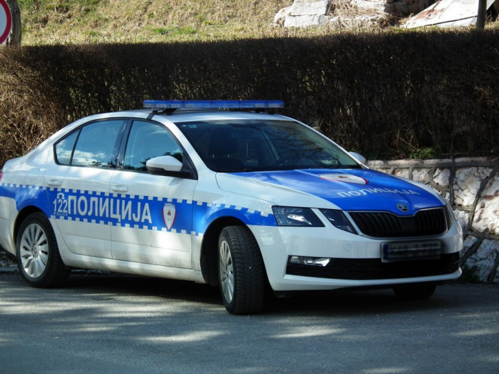 Autom punom djece bježao od policije