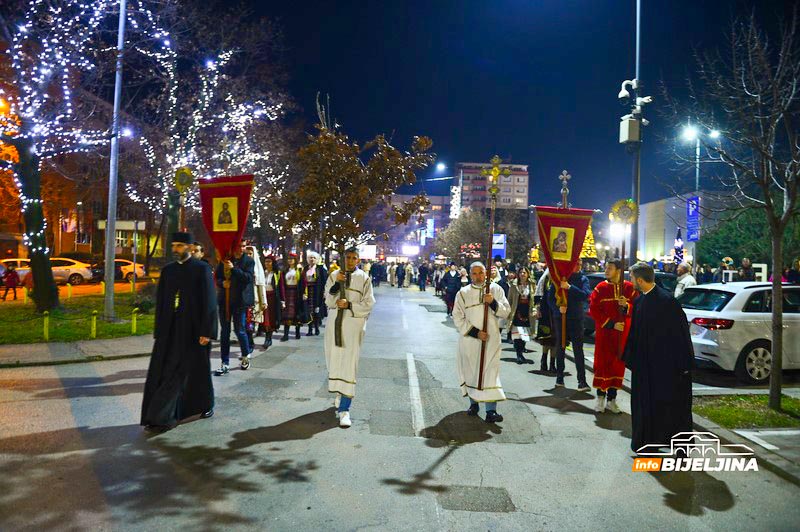 BADNJE VEČE U BIJELJINi Vladika Fotije: Da su i vjera i djela za dobro i napredak (FOTO)