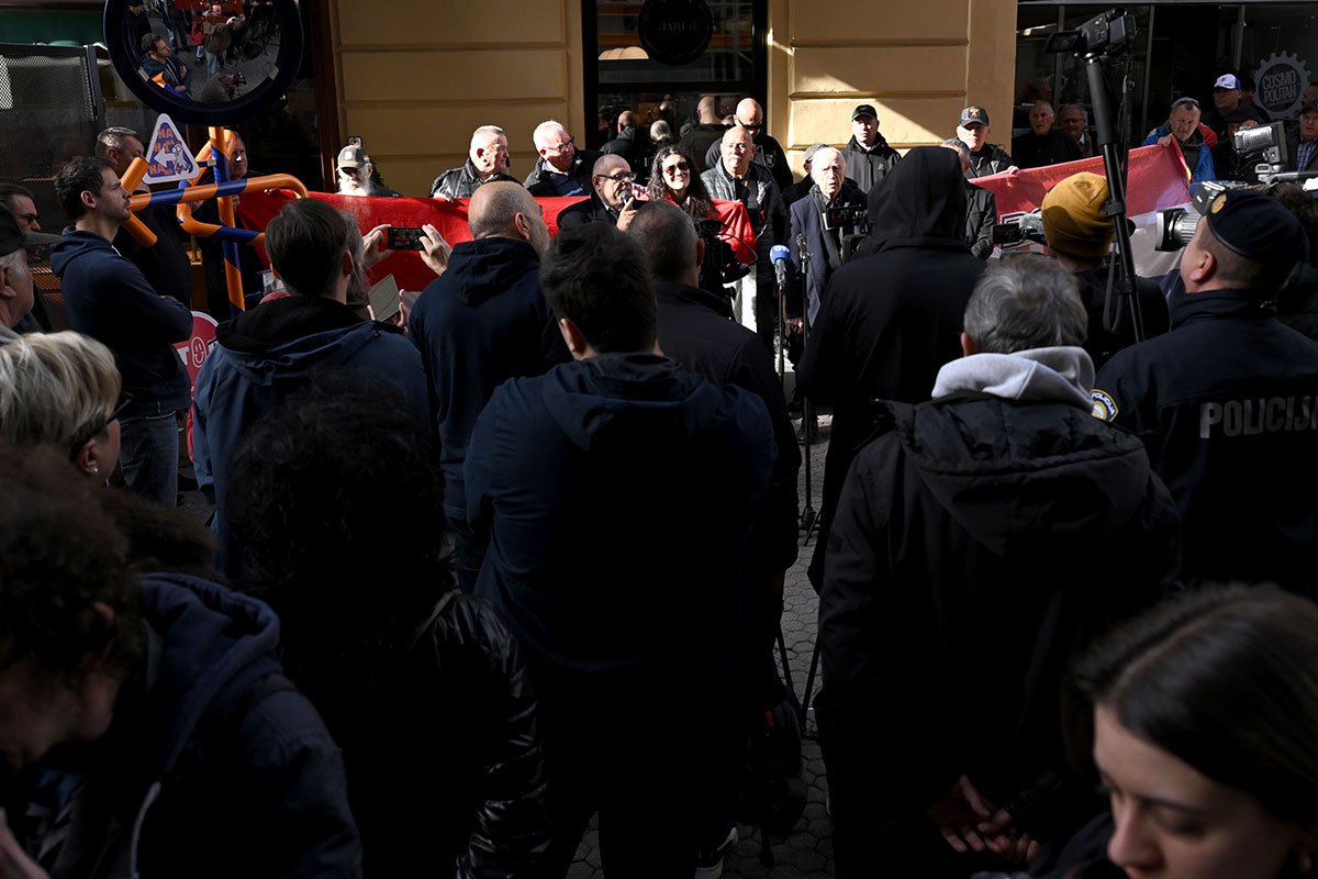 Ekstremni desničari ispred Srpskog narodnog veća u Zagrebu puštali Tompsona