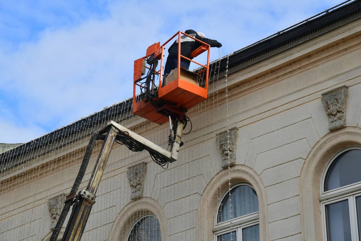 Bijeljina: Skidaju novogodišnju rasvjetu (FOTO)