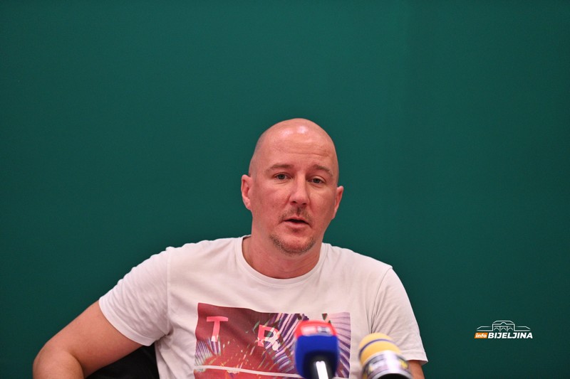 „Audijencija“ izvedena u Bijeljini - Smijemo li razmišljati drugačije? (FOTO)