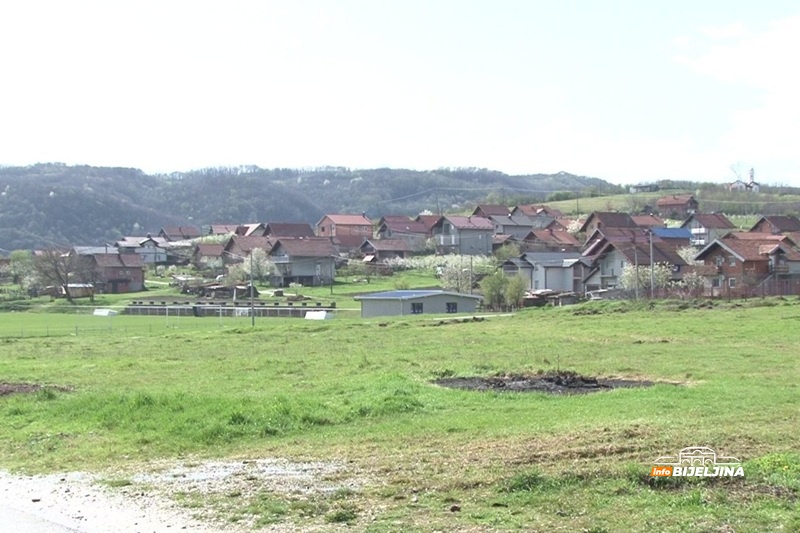 Iz naselja između Bijeljine i Zvornika se ne odlazi, već dolazi: Od rata izgrađeno 800 kuća, treba im fabrika (FOTO)