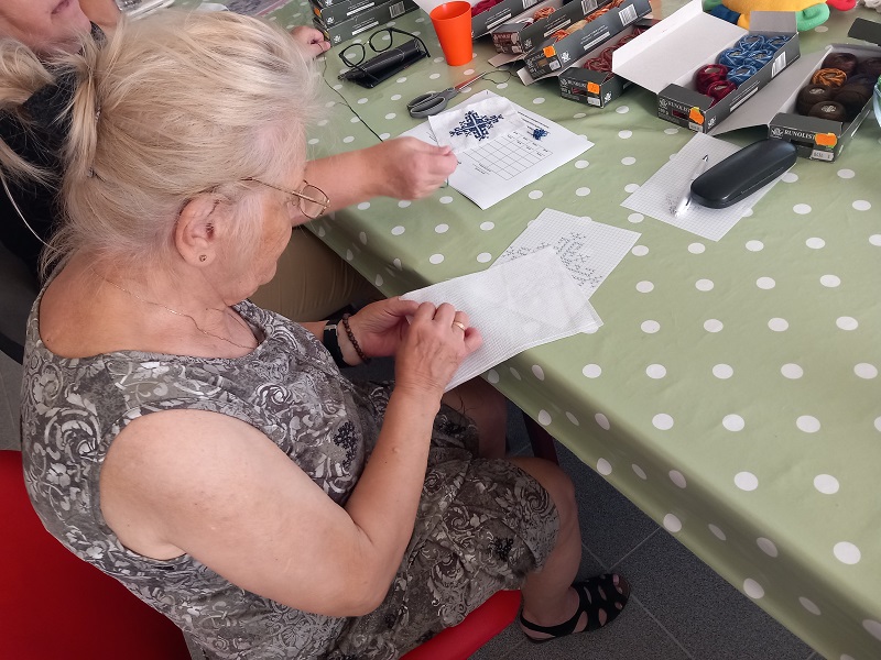 Žene sa invaliditetom iz Bijeljine uče da pletu i vezu – projekat koji čuva tradiciju i kulturu (FOTO)