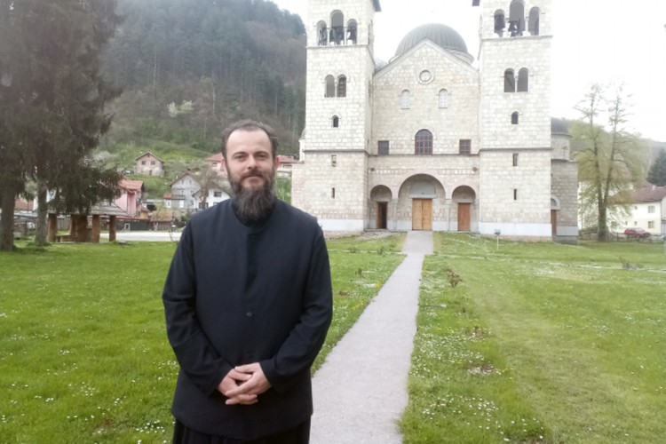 Profesor fizičkog obukao mantiju: Spojio rad u školi i bogosluženje u crkvi