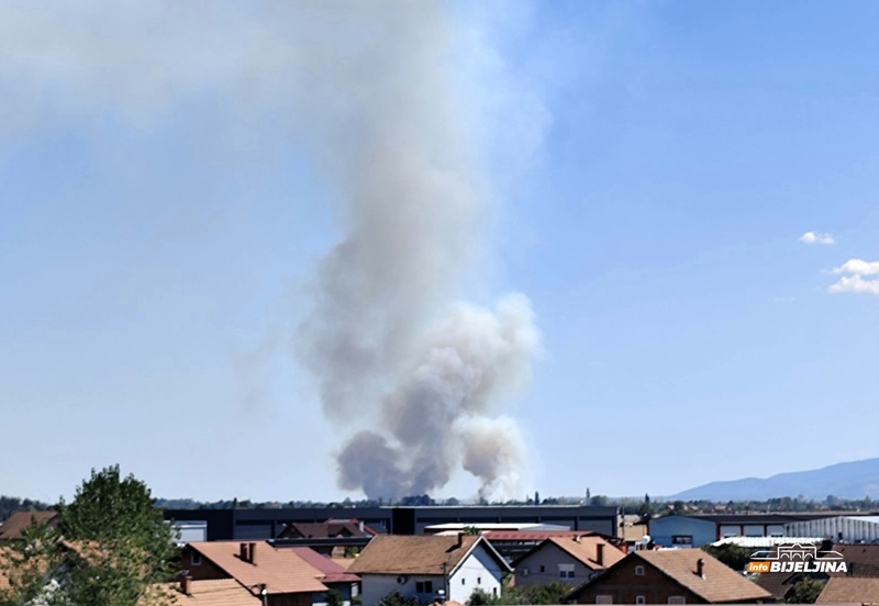 Novi požar u Semberiji, dim se vidi iz svih dijelova Bijeljine (FOTO)