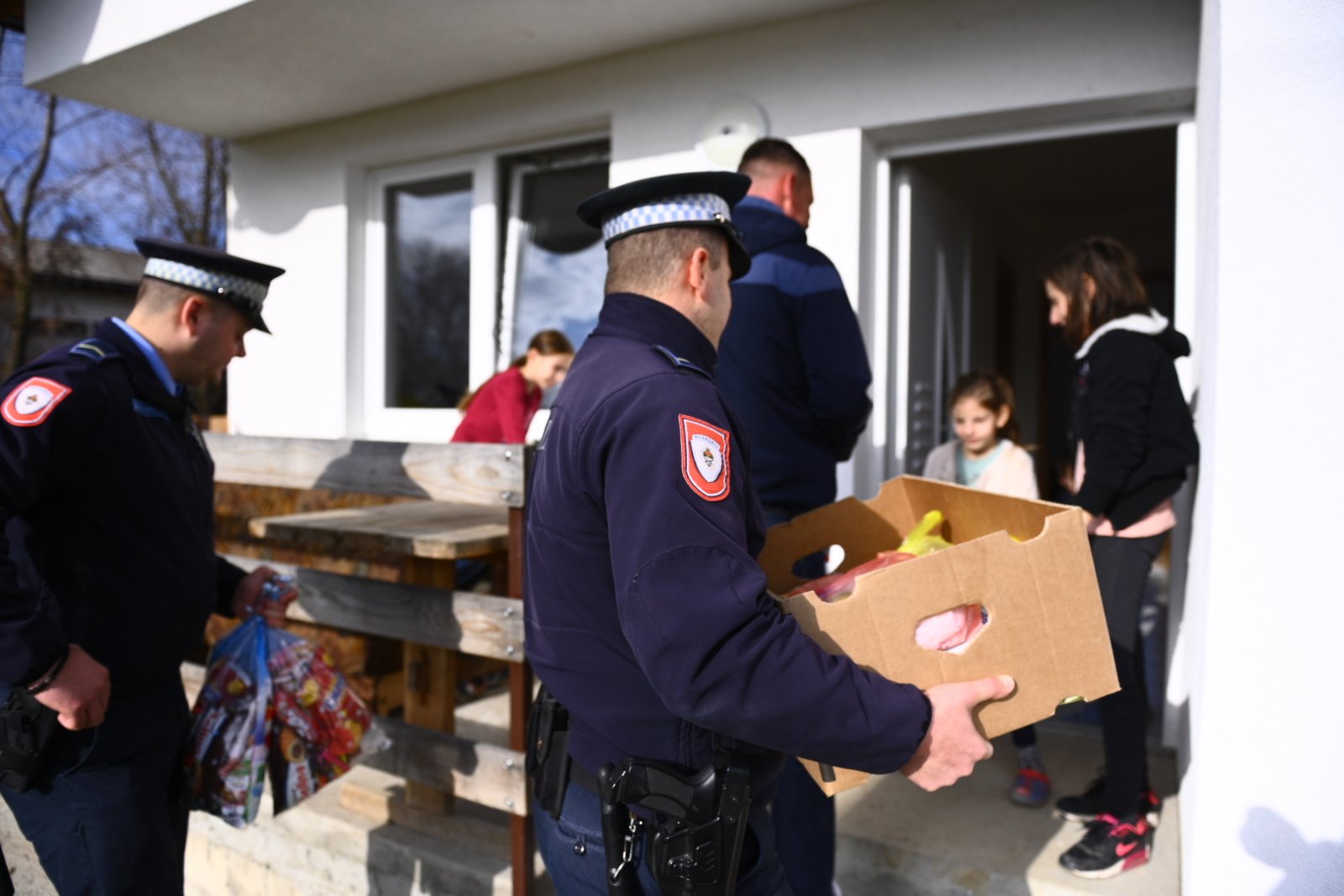 U susret Božiću: Policajci u Loparama skupili novac i paketima obradovali socijalno ugrožene porodice (FOTO)