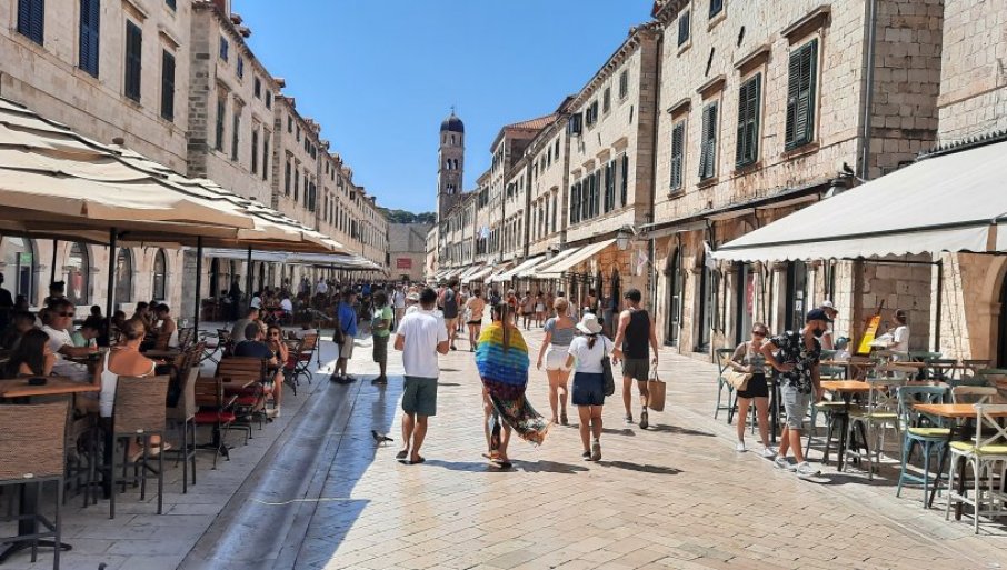 Hrvatska traži 70.000 radnika: Plate do 3.000 evra mame sezonce iz BiH i regiona