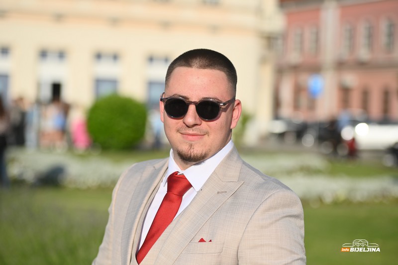 Maturanti Ekonomske i Srednje muzičke škole u Bijeljini večeras slave: Stekli znanje i prijateljstva (FOTO)
