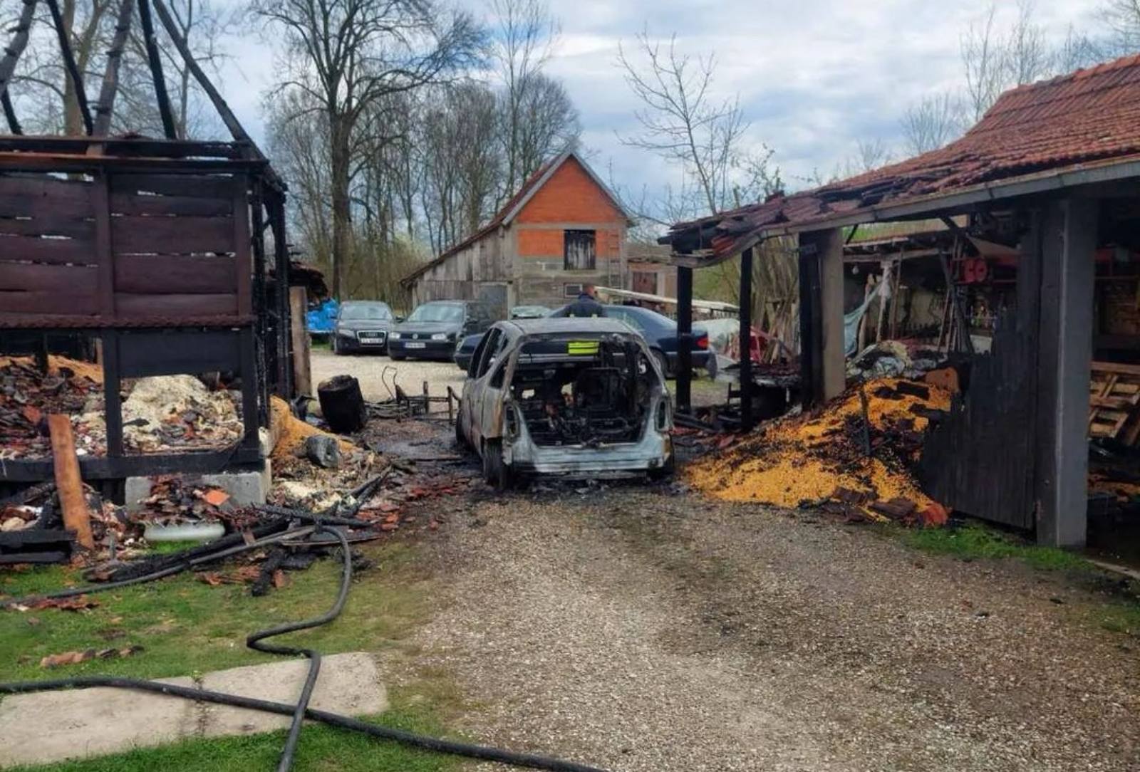 Požar kod Bijeljine: Vatra zahvatila magaze, izgorio i automobil (FOTO)