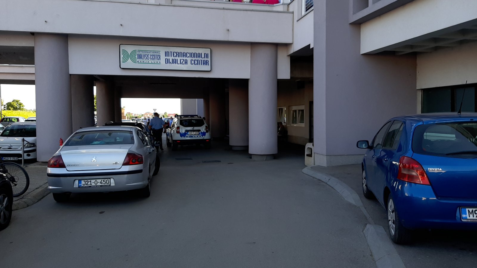DOJAVA O BOMBI U UKC SRPSKE Policija na terenu, pacijenti uznemireni (FOTO)