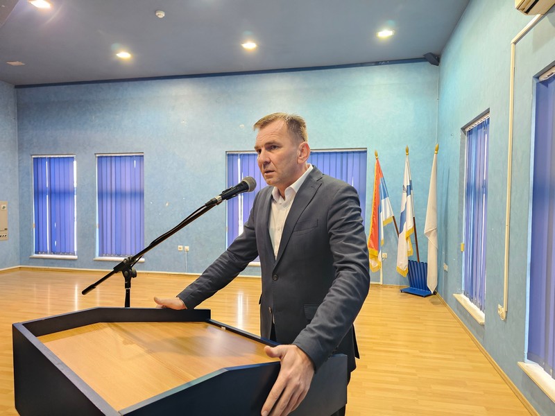 Ugljevik ne zaboravlja heroje: Porodicama poginulih boraca i vojnim invalidima uručeno po 150 KM povodom Božića