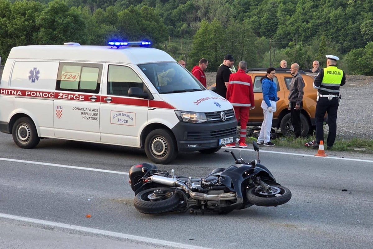 Teška nesreća: Učestvovala četiri automobila i četiri motocikla, poginula jedna osoba