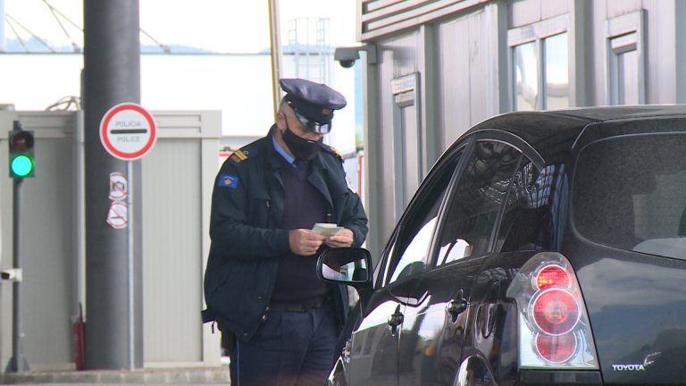 Priština dijeli opomene, Srbi neće mijenjati tablice