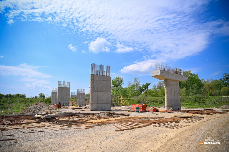 InfoBijeljina na gradilištu autoputa kroz Semberiju: Punom parom rade i vikendom (FOTO)