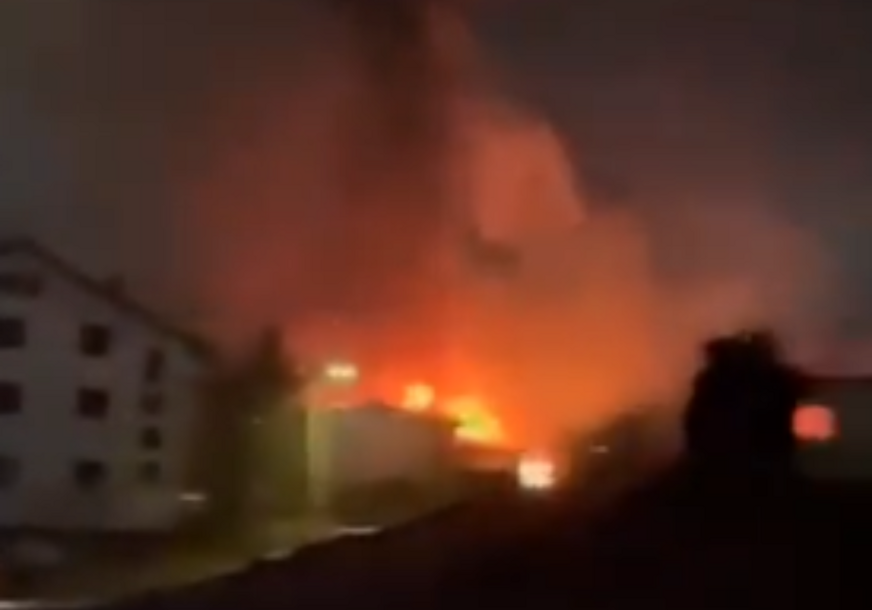 (UZNEMIRUJUĆI VIDEO) Ovo je trenutak izbijanja požara: U diskoteci u Sjevernoj Makedoniji došlo do katastrofalne buktinje