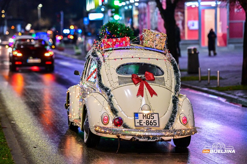 Oldtajmer šou u Bijeljini okupio ljubitelje starih automobila (FOTO)