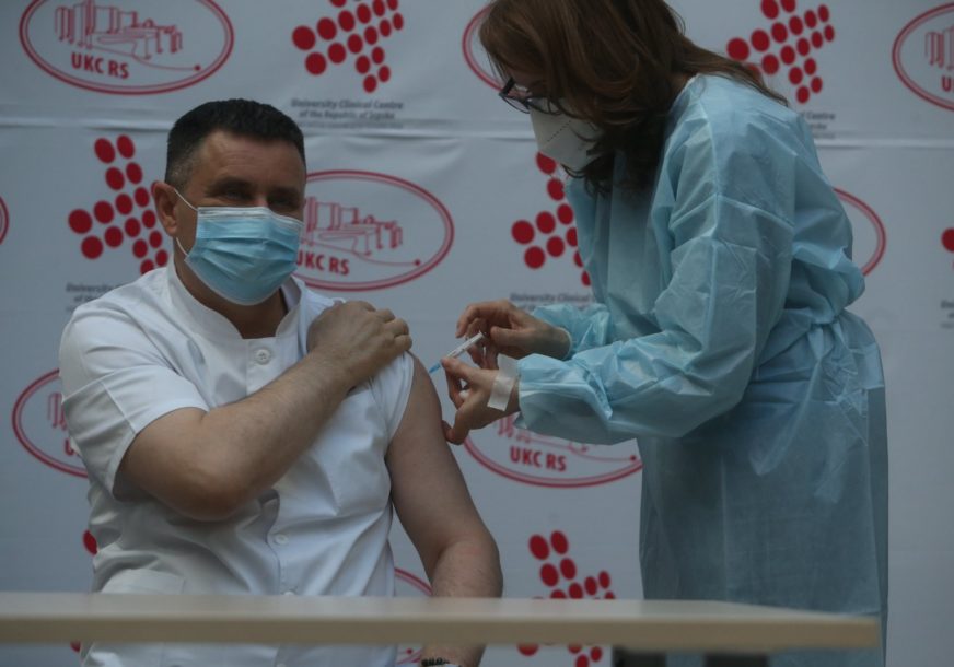 Direktor UKC Vlado Đajić prvi u BiH primio vakcinu protiv korone