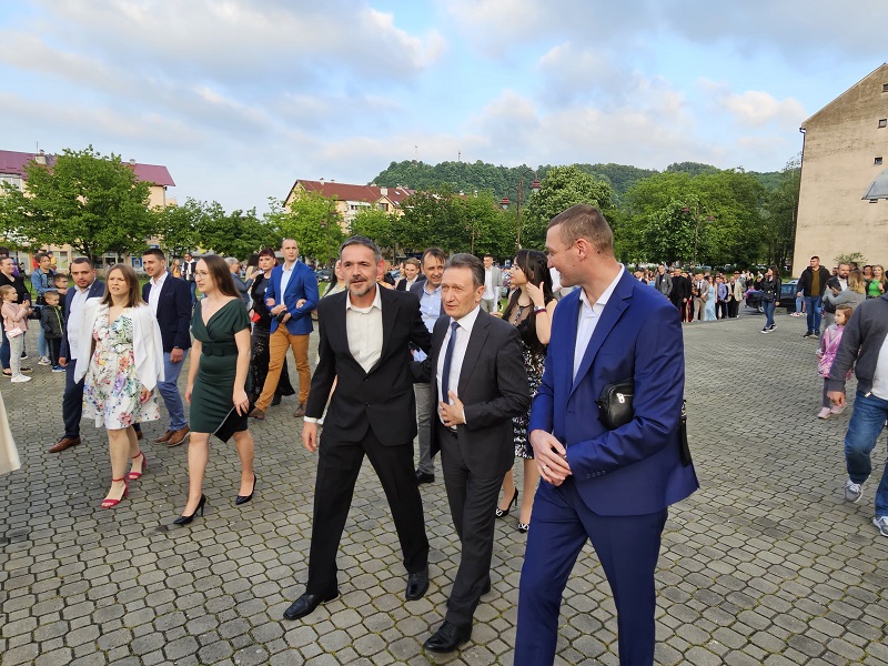 “Mladost i ljepota” Ugljevički maturanti prodefilovali gradskim ulicama