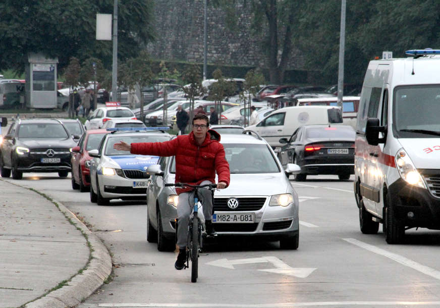 Biciklistima opet kacige