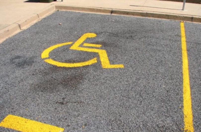 U Banjaluci kazne za parkiranje na mjesto za osobe sa invaliditetom 500 KM