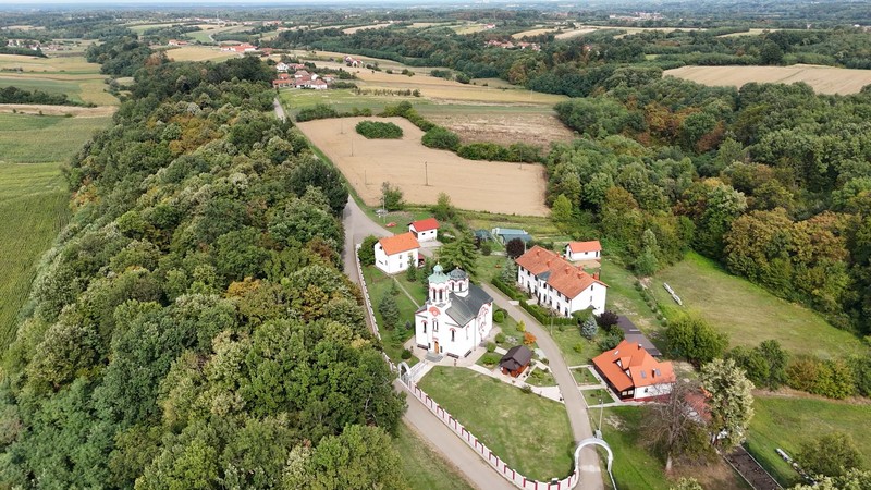 InfoBijeljina u Dragaljevcu: Brojne kuće zaključane, a nekad se po cijeli dan orila pjesma (FOTO, VIDEO)